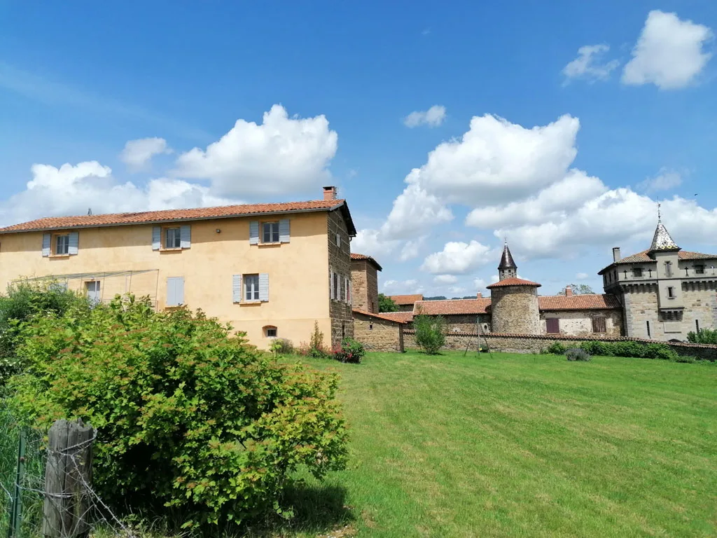 Casa con piscina à Pomeys