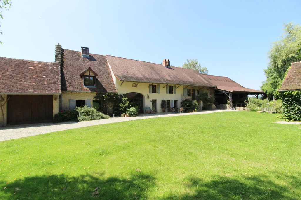Location de house with pool à Beaufort Orbagna — photo 2