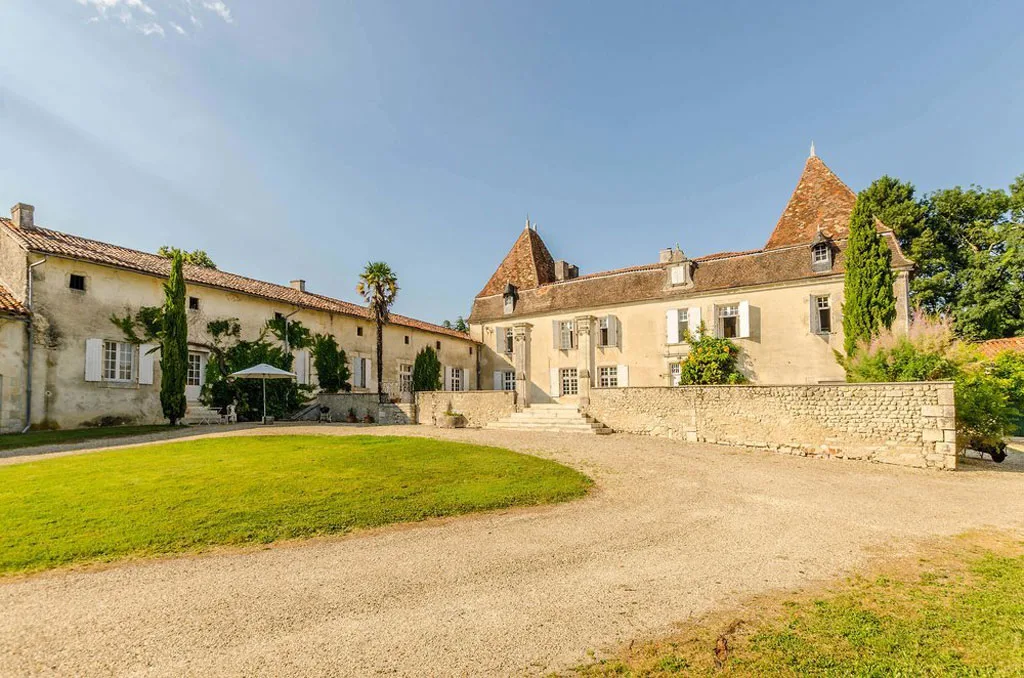 Casa con piscina à Poullignac