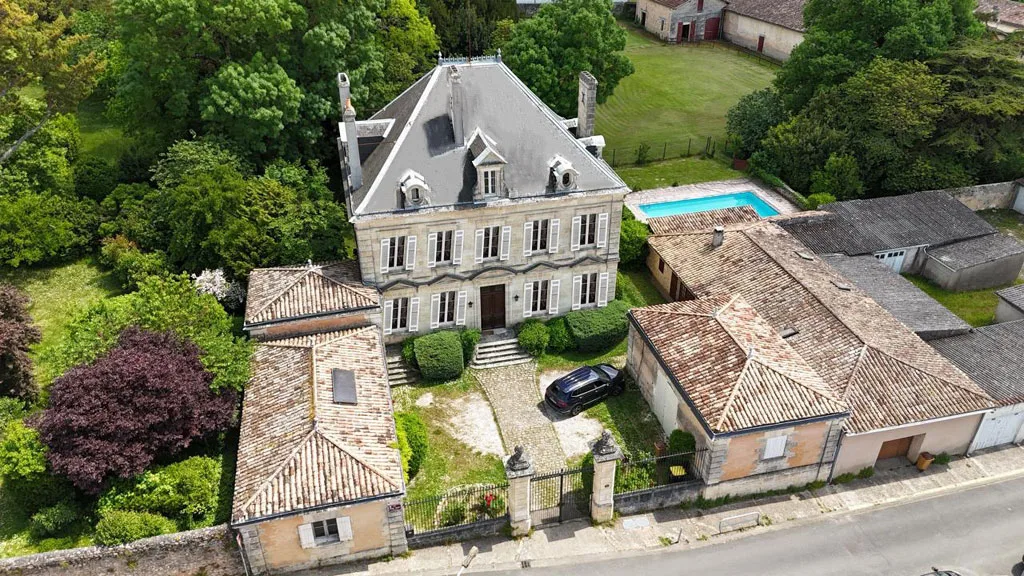 Casa con piscina à Blaye